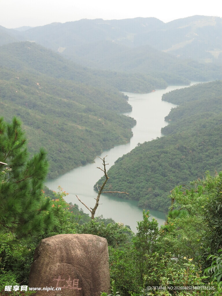 山间蜿蜒河流壮丽景致