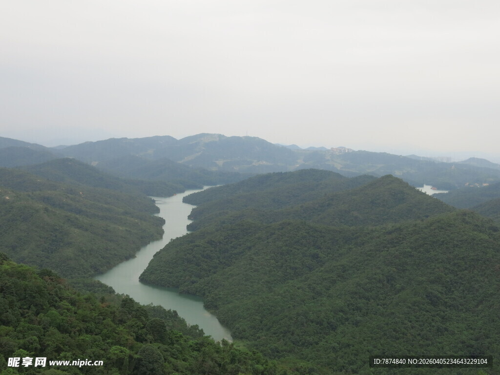 山间蜿蜒河流俯瞰美景