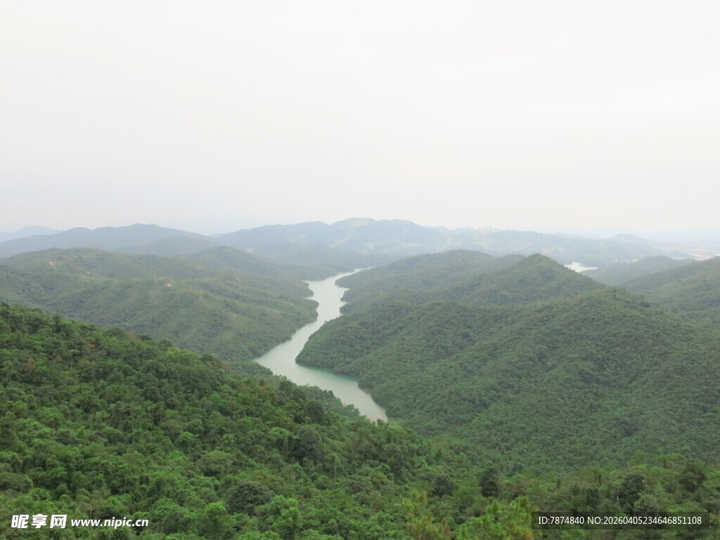 青山间蜿蜒河流美景