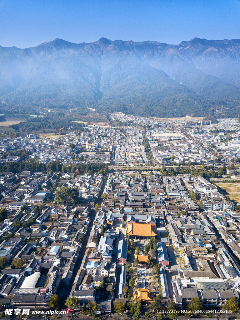 俯瞰美丽城镇与远山风光