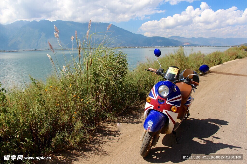 骑行者沿湖公路惬意驰骋