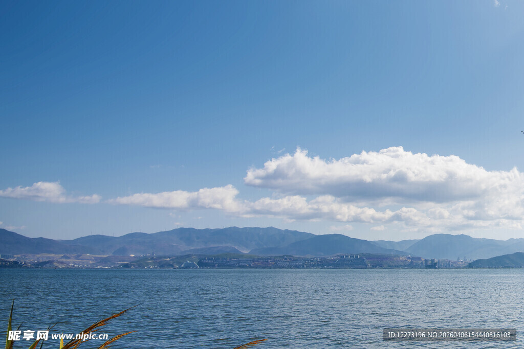 湖畔蓝天与远山美景
