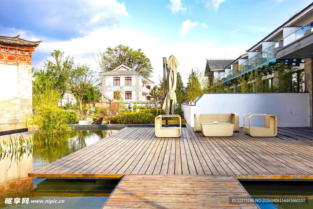 湖畔木质露台休闲美景