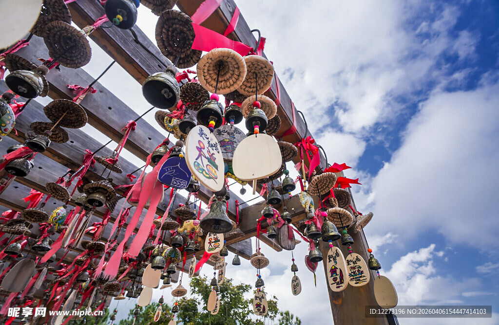多彩风铃悬挂于蓝天白云下
