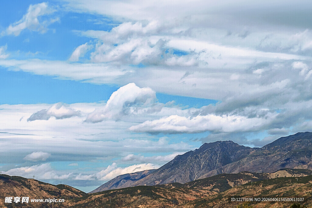 壮丽山景与蓝天白云