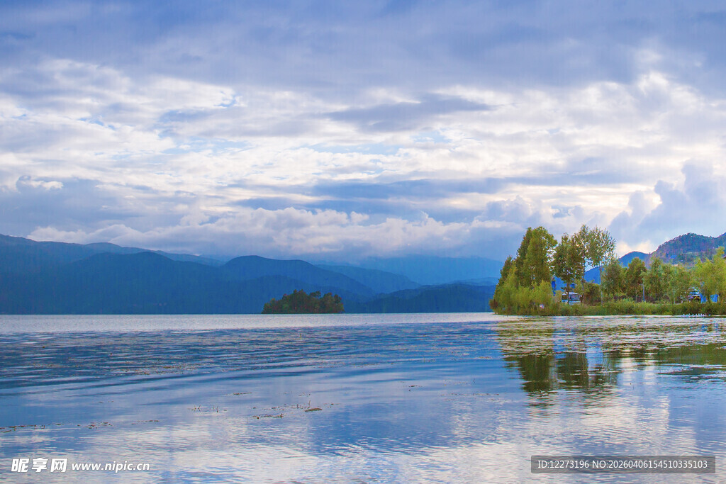 宁静湖景与远处山峦倒影