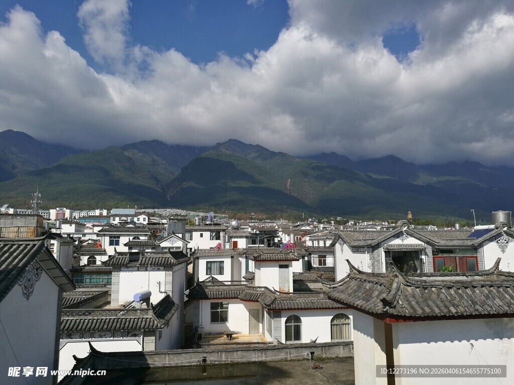 俯瞰白墙灰瓦的城镇风光