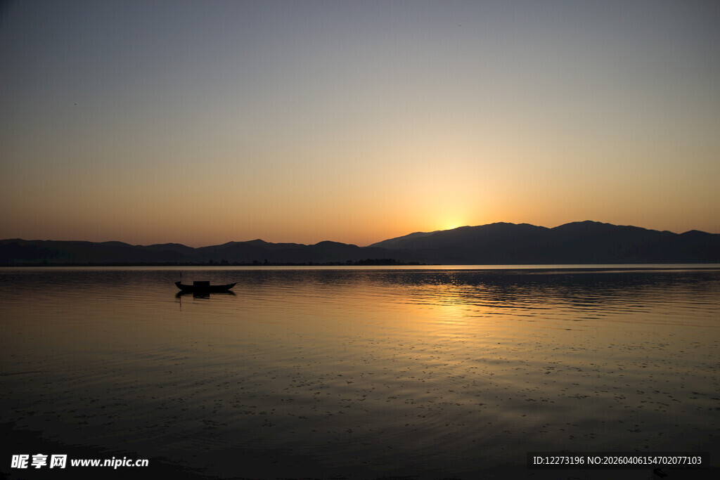 湖畔日落美景
