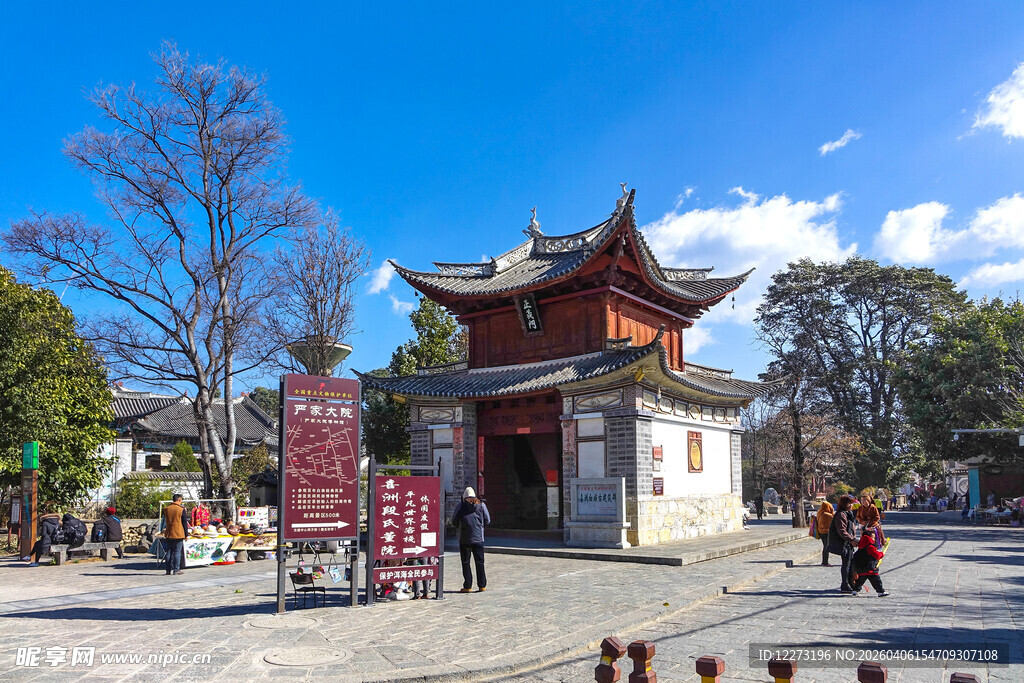 古雅中式建筑前的行人