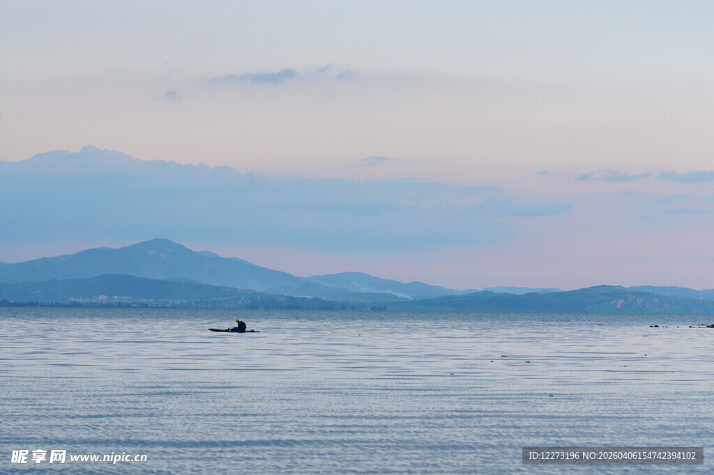 海上孤舟伴远山暮色