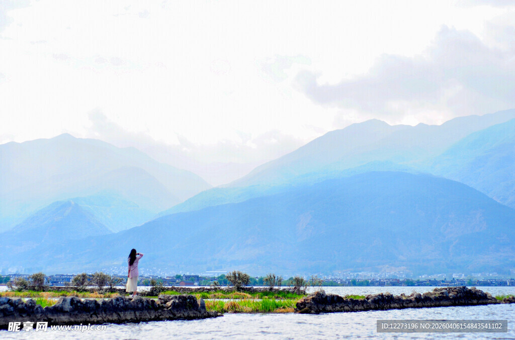 海边灯塔与远山美景