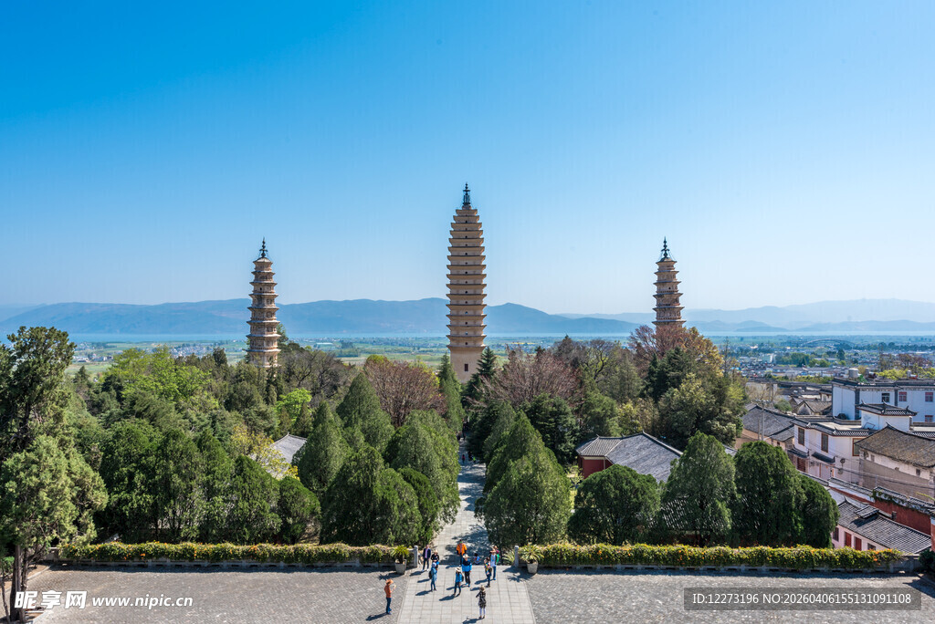 城市景观中的尖顶高塔建筑