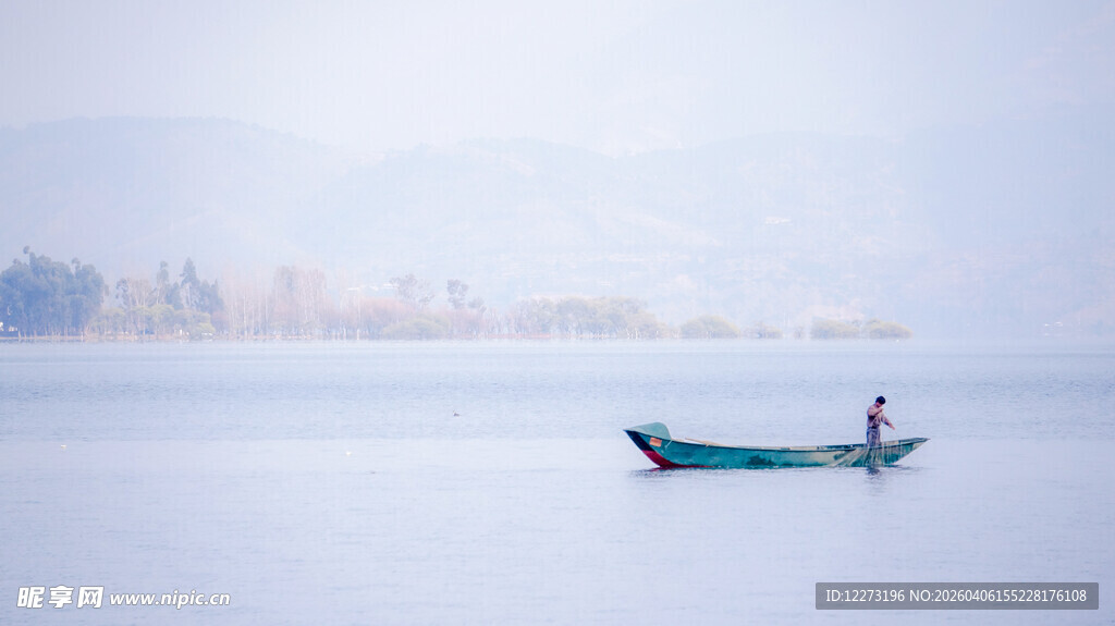 孤舟泛于宁静水面