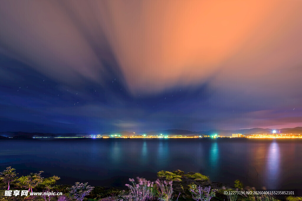 湖畔黄昏夜景 