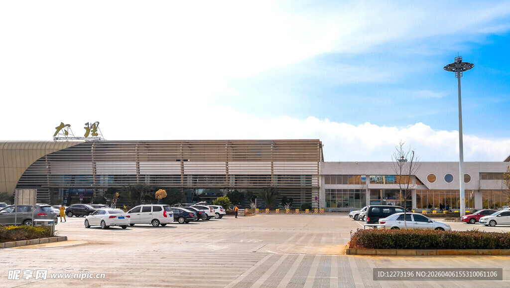 大型停车场与远处建筑