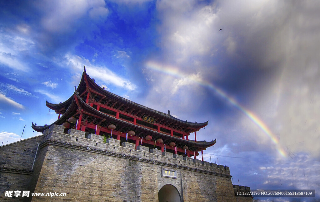 古城楼上空现绚丽彩虹