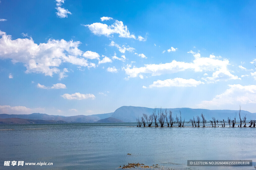 湖畔蓝天美景 