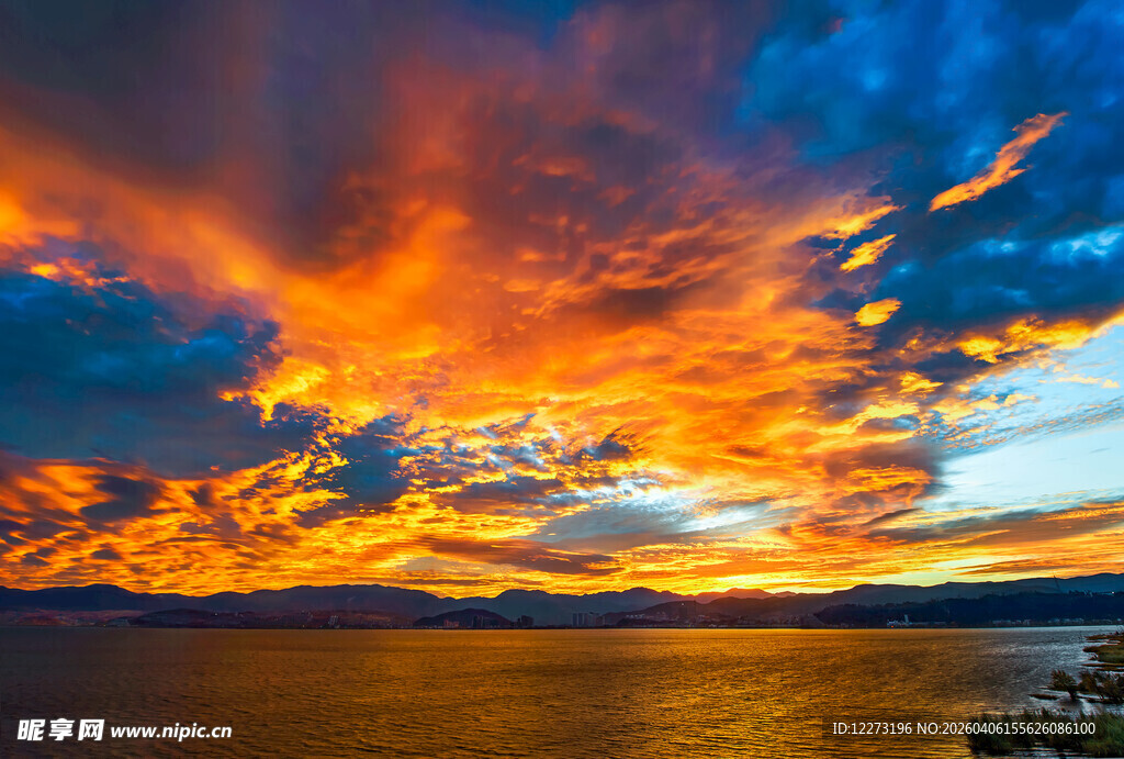 壮丽晚霞下的湖畔美景