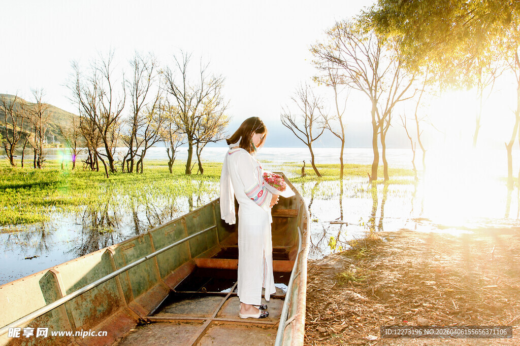 湖畔女子倚船赏景