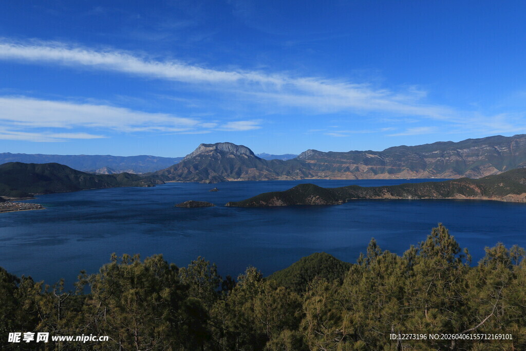 湖畔青山蓝天美景如画