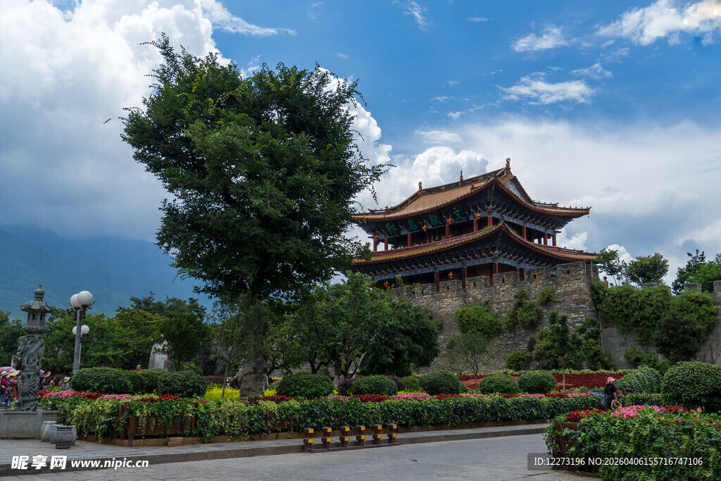 中式古建旁的绚烂花卉景观
