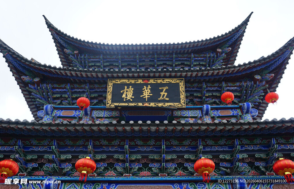 中式古建筑屋檐与红灯笼