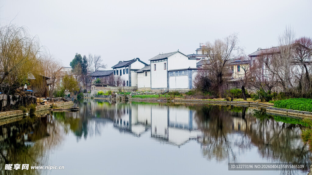 江南水乡河畔宁静景致