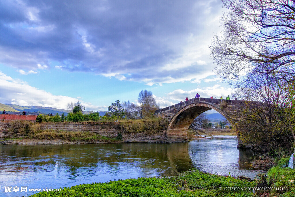 河畔古桥风景如画