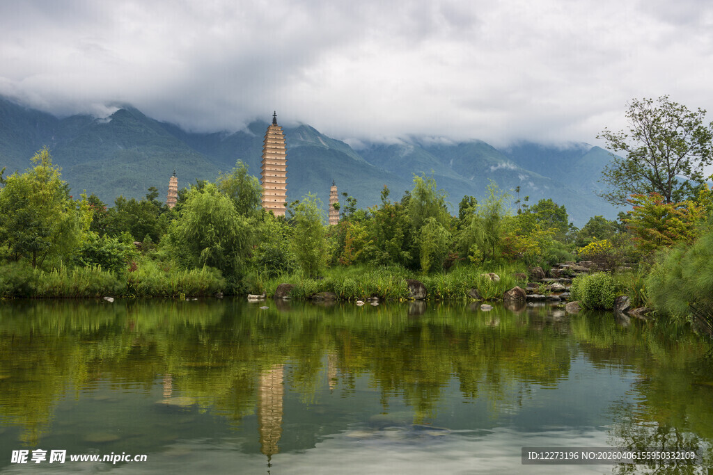 湖畔古塔映青山绿水
