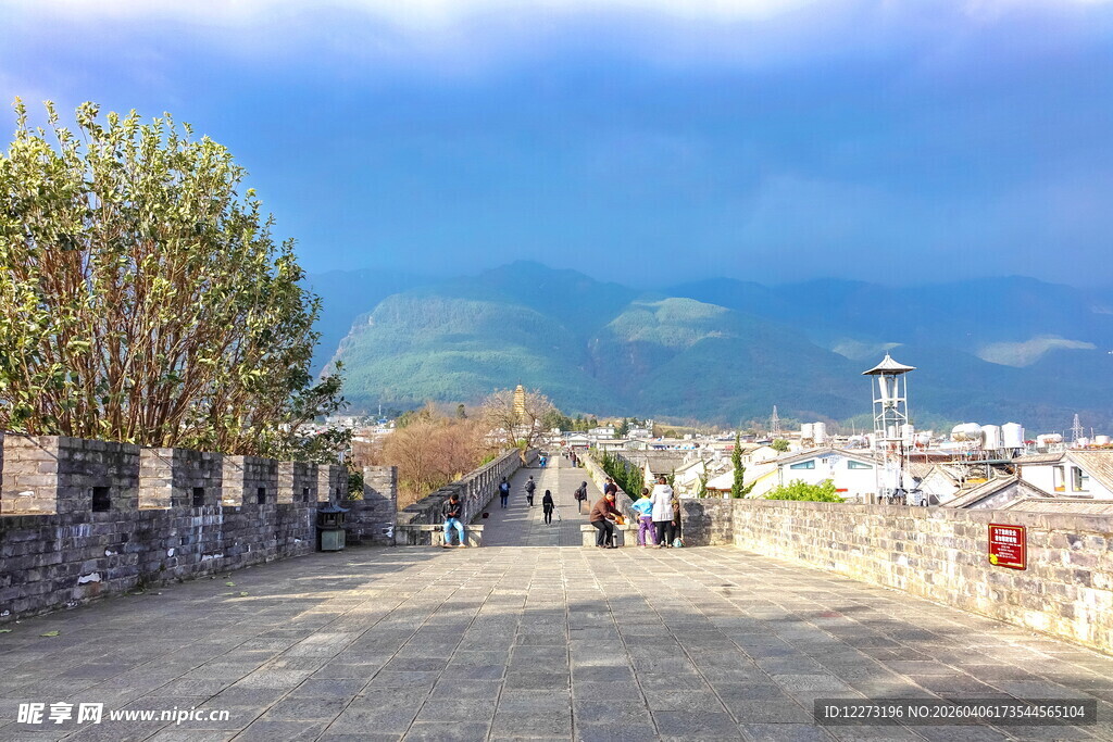 古城石板路的悠闲风景