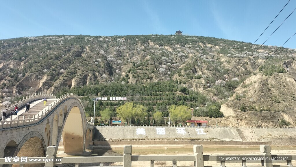 山间桥梁与远处青山风景