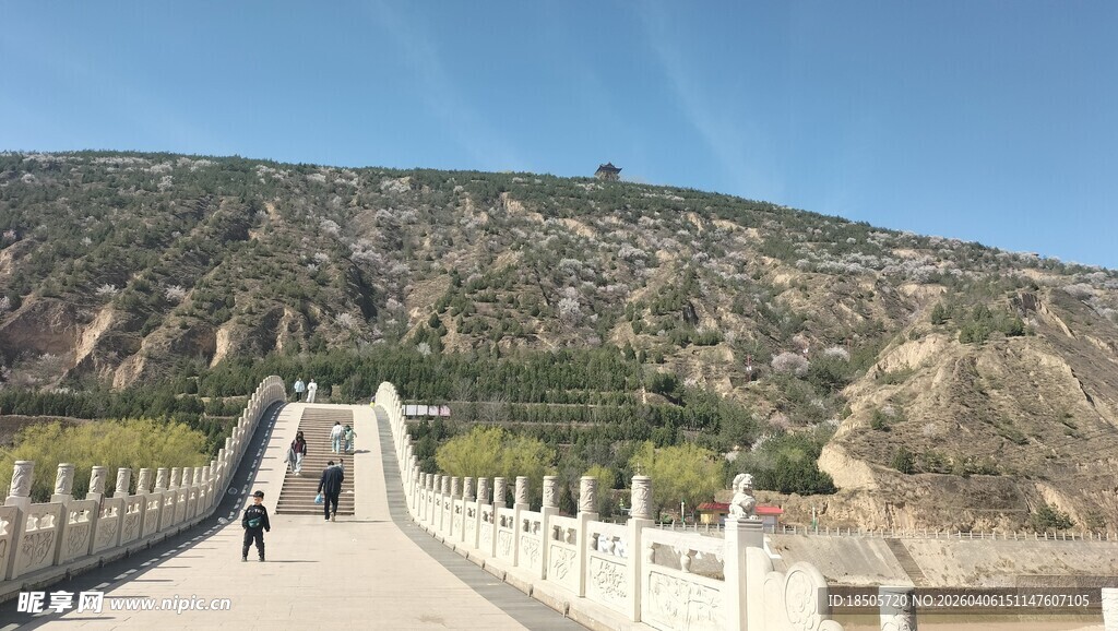 山间长桥行人漫步