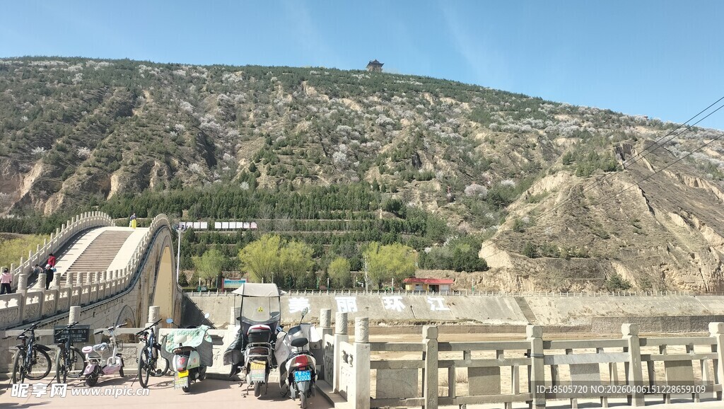 壮观的大坝与周边山景