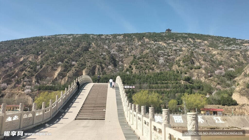 古朴石桥连青山