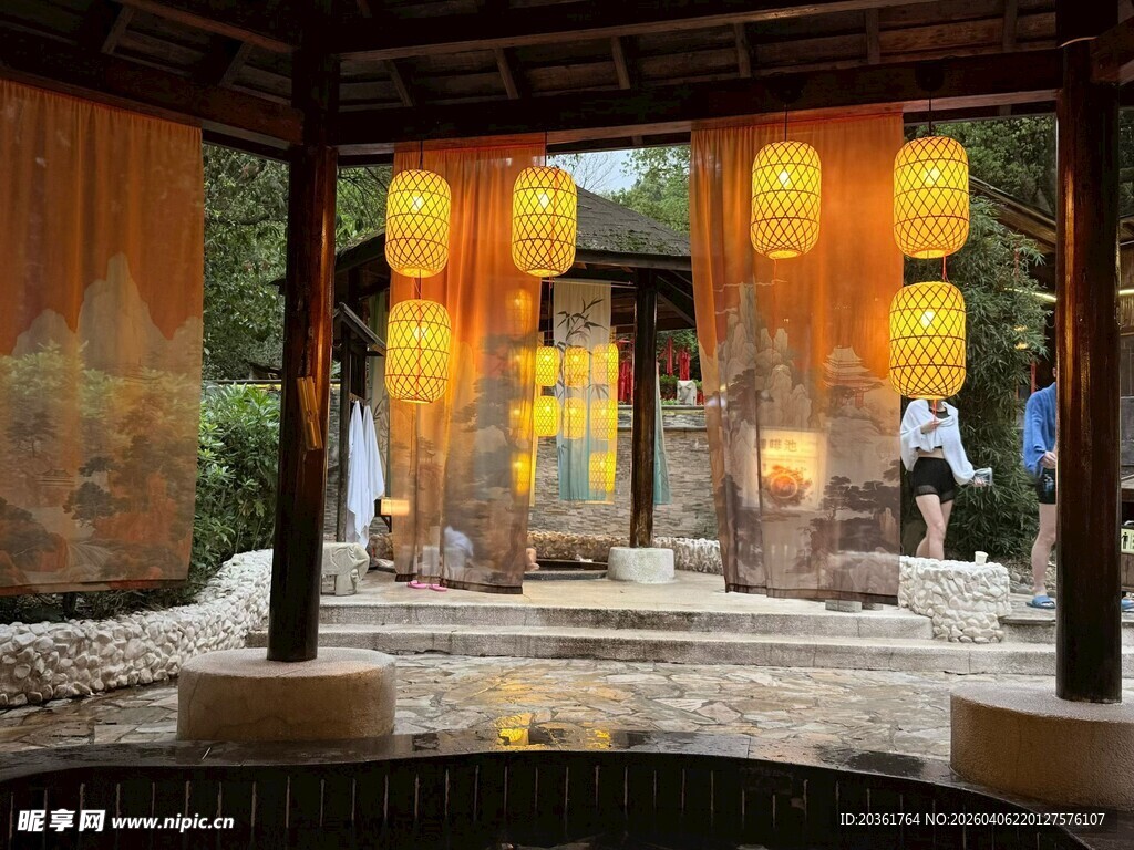 古亭中悬挂的绚烂黄色灯笼