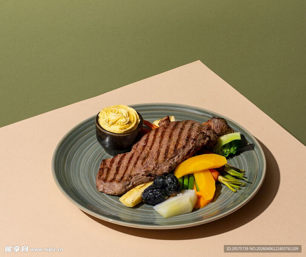 美味牛排配多彩蔬菜