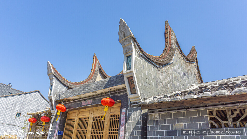 中式古建屋顶 翘角挂红灯