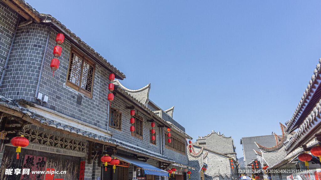 古街风貌 红灯点缀韵味浓