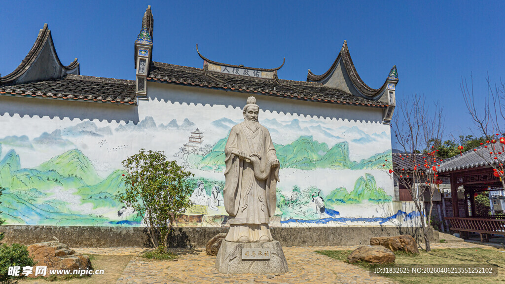 中式古建筑前的雕像景观