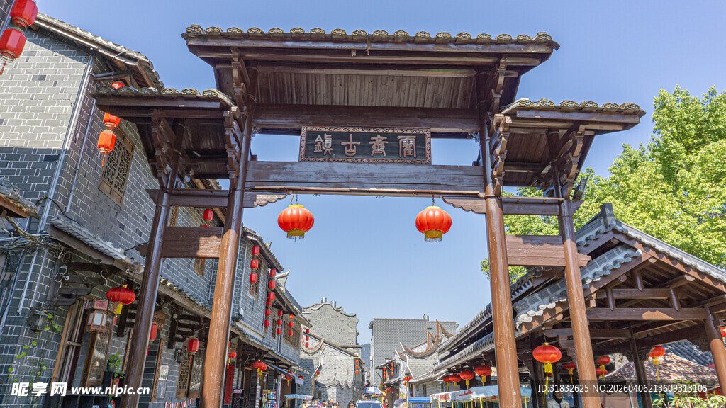 古街牌坊下的中式风情