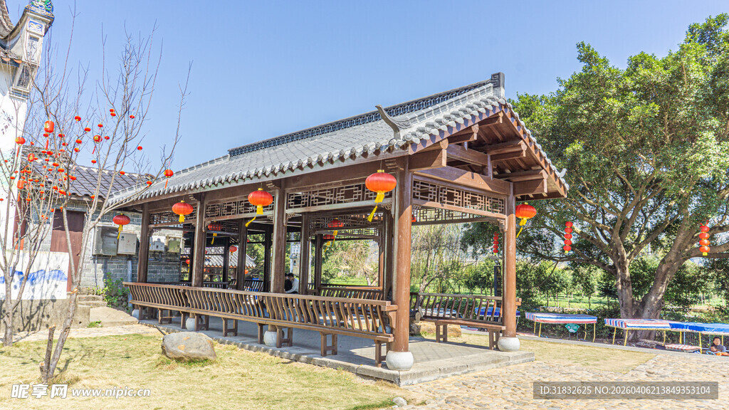 中式古亭 灯笼点缀添韵味