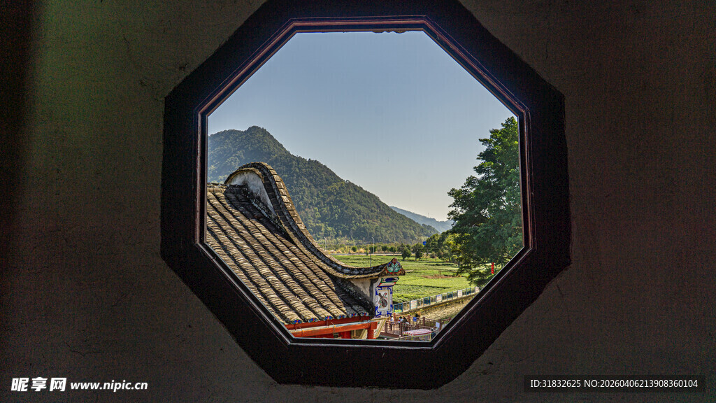 八角窗景下的优美山水风光