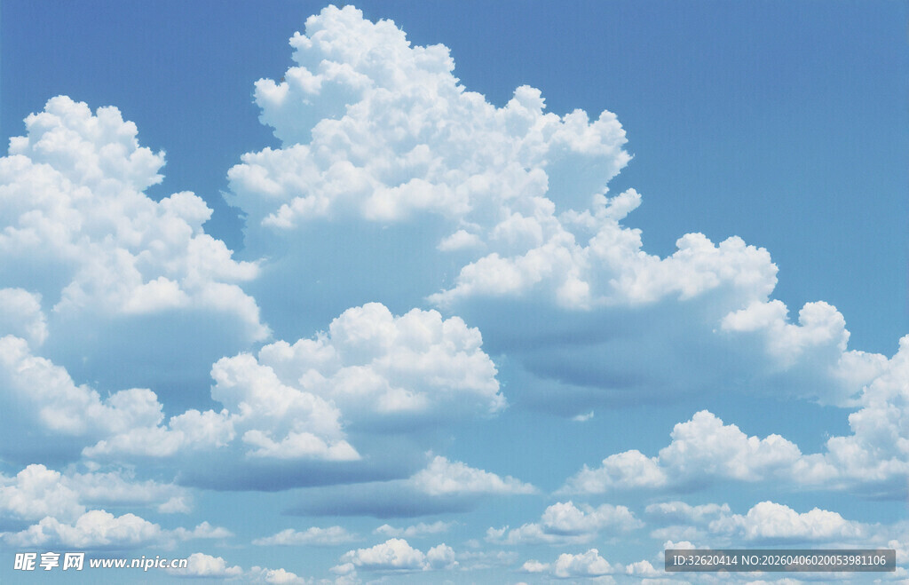 蓝天上的蓬松云朵
