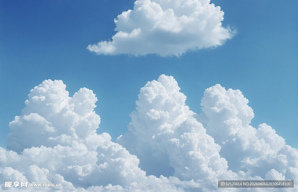 蓝天中的蓬松白云