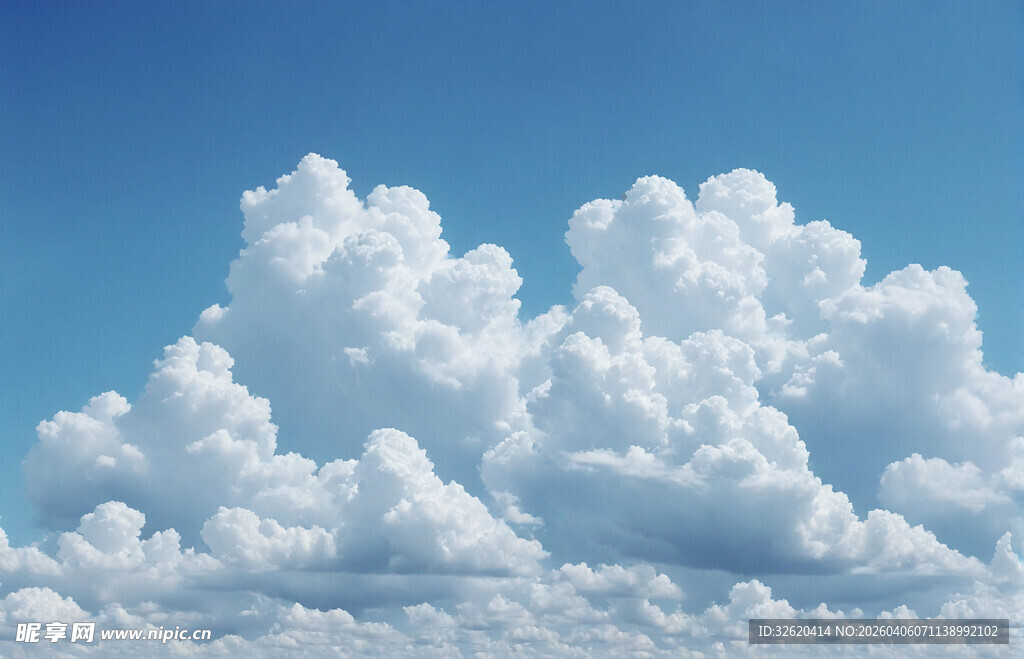 蓝天中的蓬松白云