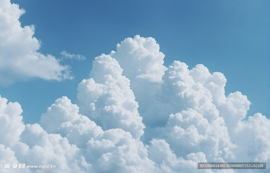 蓝天白云下的蓬松云朵