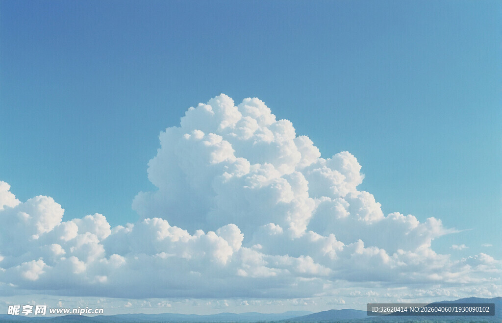 蓝天中的蓬松大朵白云