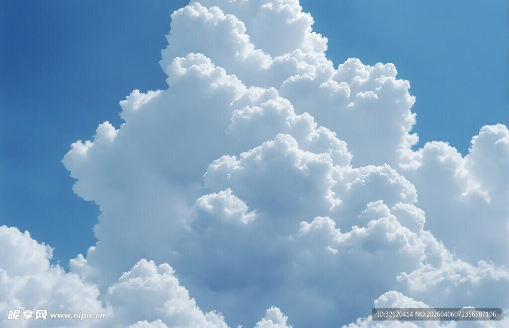 蓝天之下的蓬松云朵