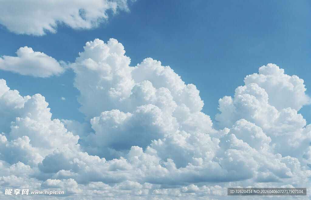 蓝天白云下的壮丽云海