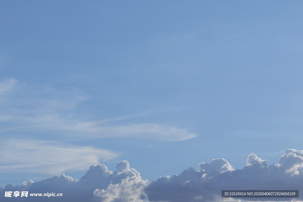 蓝天之上的蓬松云朵